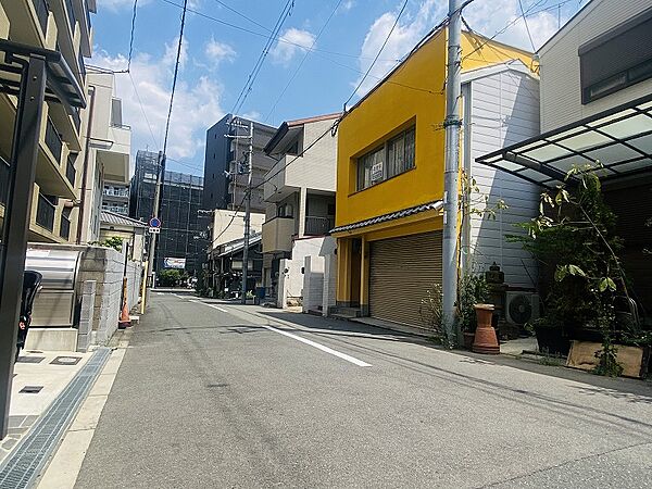 現地を含む前面道路です。前面道路は広々とした公道約６ｍです。