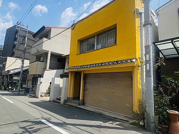 土地約２８．７１坪付き。１階部分は約７０m2以上もある広々とした車庫になっています。１階部分は倉庫としてもご利用出来ます。ＪＲ環状線　寺田町駅まで約５４０ｍ（徒歩７分）の好立地です。