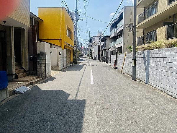 前面道路は広々とした公道約６ｍです。