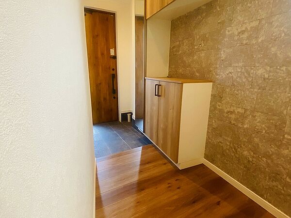 タップリ収納が出来るシューズボックスが付いています。