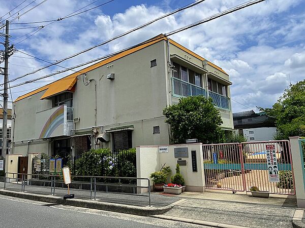 東中浜ひばり保育園まで約６０ｍ（徒歩１分）です。