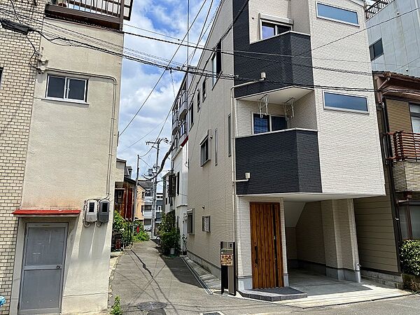 現地を含む西側前面道路です。西側道路は約４mの私道です。