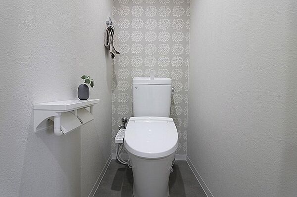 温水洗浄便座付きのトイレです。