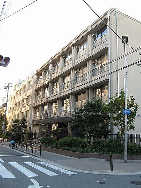 蒲生中学校まで約３６０ｍ（徒歩５分）です。