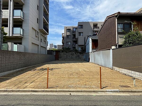 南向きで間口が広々約９．９７mもあり、陽当り・通風大変良好です。現況更地で建築条件ありません、お好きなハウスメーカーや工務店で建築が出来ます。　
