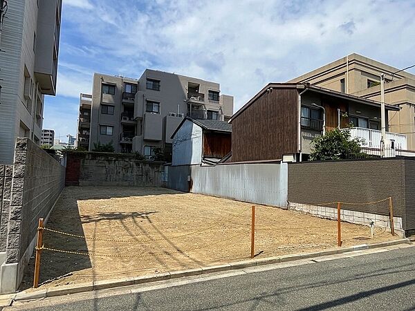 南向きで間口が広々約９．９７mもあり、陽当り・通風大変良好です。現況更地で建築条件ありません、お好きなハウスメーカーや工務店で建築が出来ます。　
