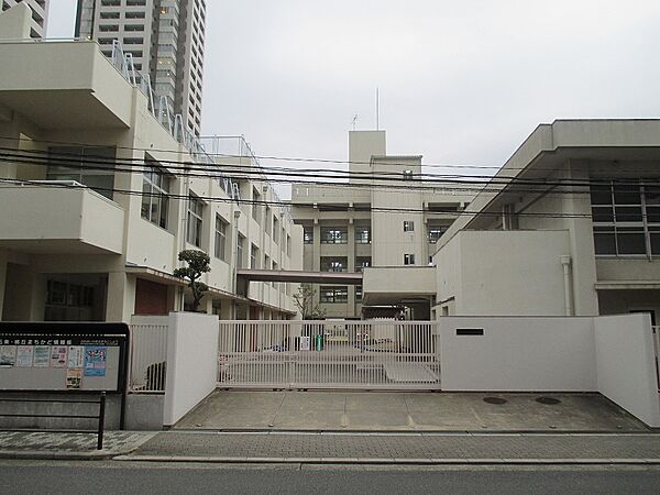 人気の五条小学校まで約４３０ｍ（徒歩６分）です。