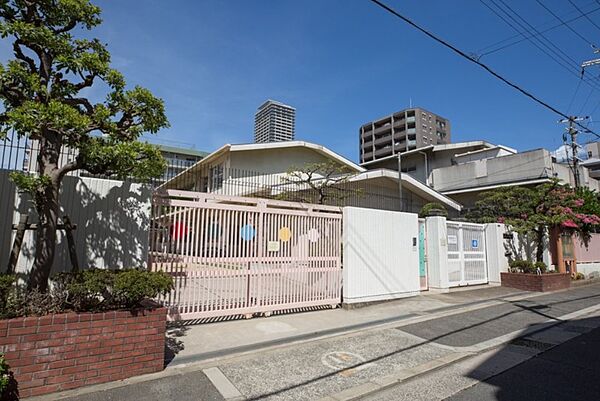 五条幼稚園まで約２９０ｍ（徒歩４分）です。