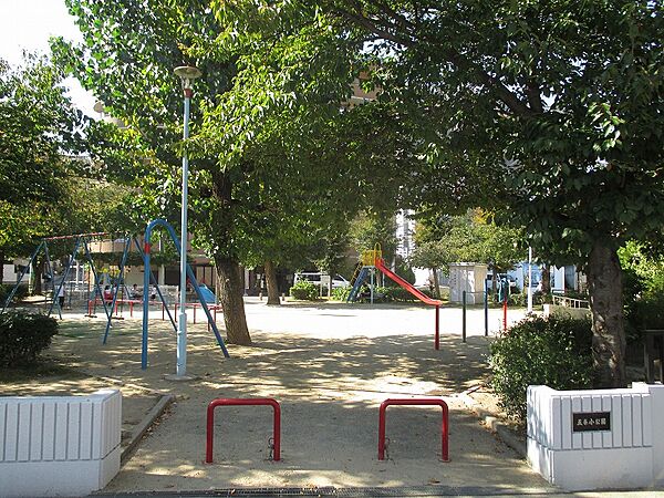 五条小公園まで約２８０m（徒歩４分）です。