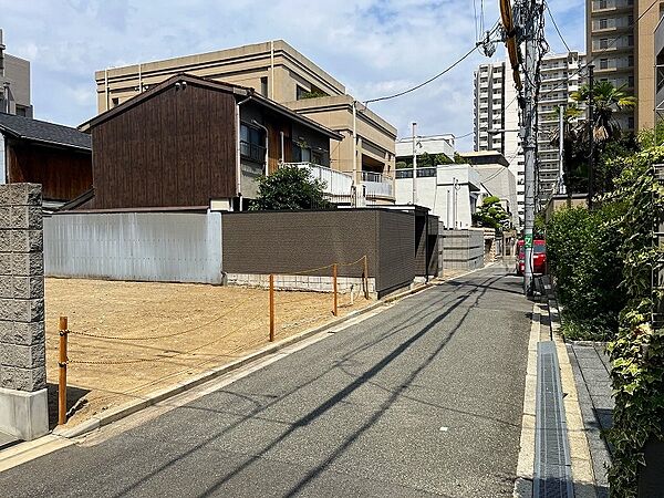 現地を含む前面道路です。　