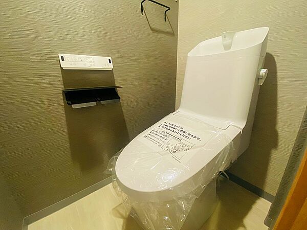 便器・温水洗浄便座新調しました。（ダブルペーパーホルダー・タオル掛け新調、クロス・ＣＦ張替等）
