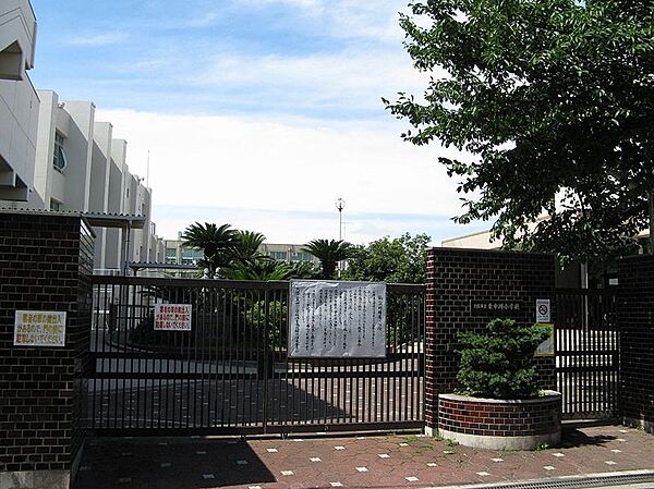 東中川小学校まで約１１６０ｍ（徒歩１５分）です。