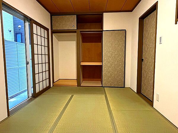 １階の和室約６．７帖：南側に大きな窓があり、採光・通風良好です。押入・床の間も付いています。（畳表替、クロス・襖・障子張替等）