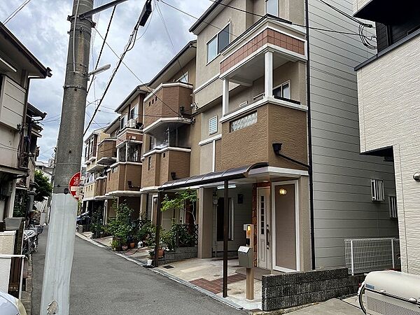 現地を含む前面道路です。