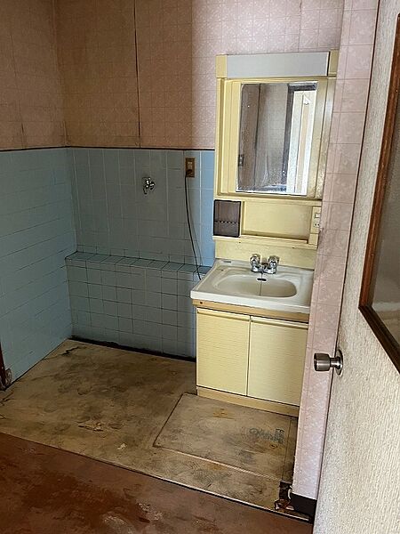 広々とした洗面室です。　※リフォーム工事が必要です。