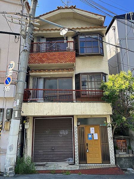 南向きにつき、陽当り・通風大変良好です。１９８３年（昭和５８年）９月建築の木・ＲＣ造３階建。大阪メトロ千日前線・今里筋線　今里駅まで徒歩６分、ＪＲ環状線　玉造駅まで徒歩９分の好立地。