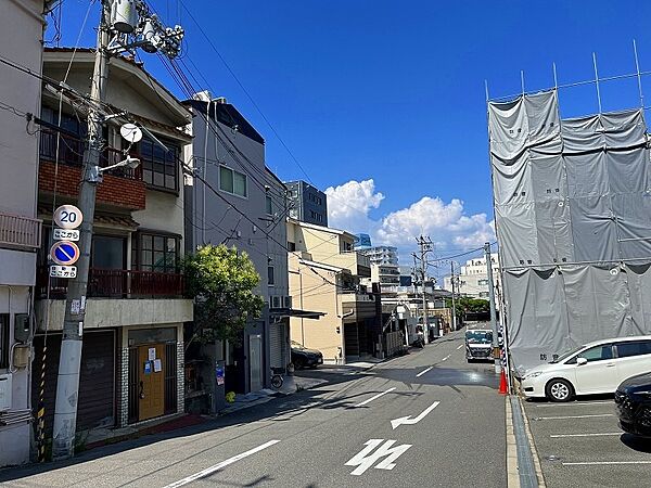 現地を含む前面道路です。前面道路は広々とした公道約８．２ｍです。
