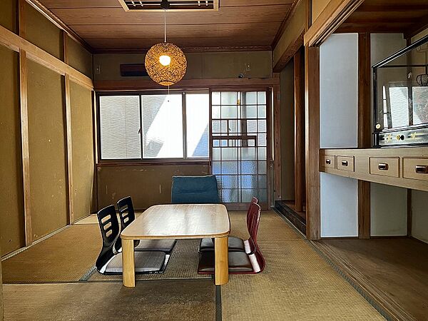 ２階の和室：タップリ収納可能な押入があり、大きな窓からの採光もタップリです。※リフォーム工事が必要です。