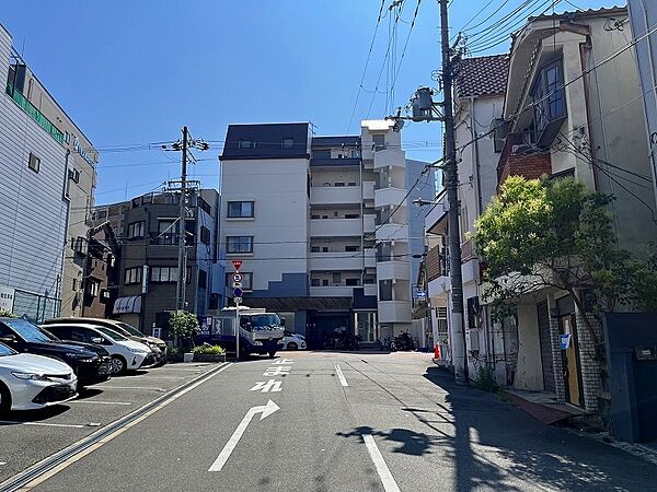 現地を含む前面道路です。前面道路は広々とした公道約８．２ｍです。
