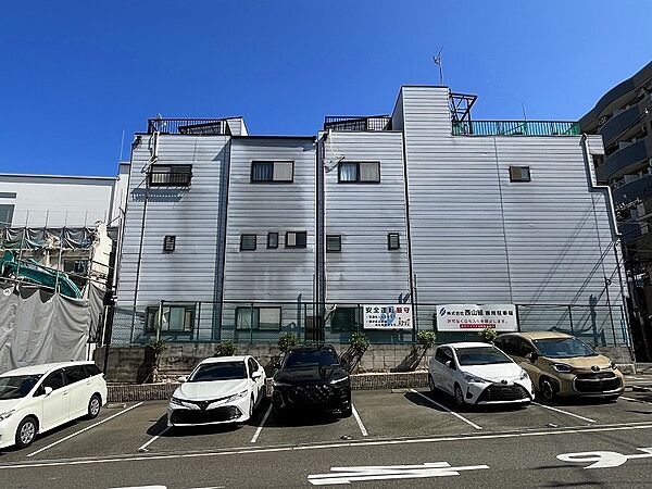 南側の目の前は月極駐車場でスッキリとしています。