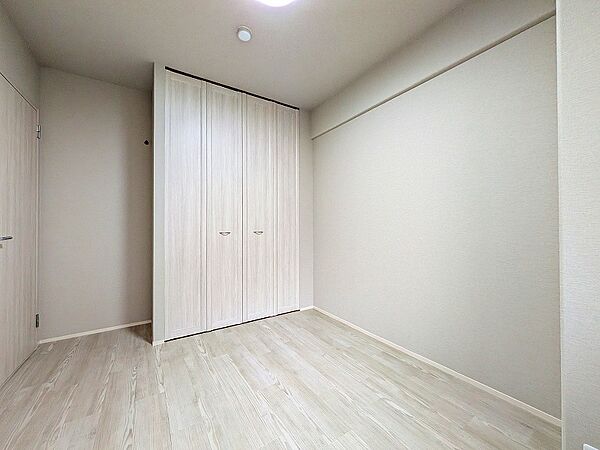 洋室約５帖：室内リフォーム済みで新築みたいにピッカピカです。