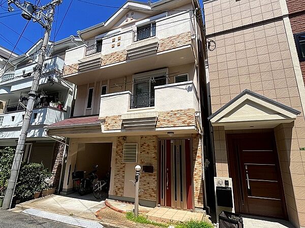 ２００４年（平成１６年）４月建築の鉄骨造３階建。間口の広いお家です。大阪メトロ中央線・今里筋線　緑橋駅まで約１，０４０ｍ（徒歩１３分）、大阪メトロ中央線　深江橋駅まで約１，１４０ｍ（徒歩１５分）です。