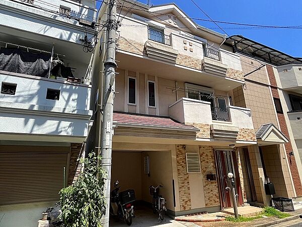２００４年（平成１６年）４月建築の鉄骨造３階建。間口の広いお家です。大阪メトロ中央線・今里筋線　緑橋駅まで約１，０４０ｍ（徒歩１３分）、大阪メトロ中央線　深江橋駅まで約１，１４０ｍ（徒歩１５分）です。