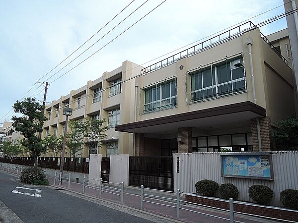 東中浜小学校まで約３８５ｍ（徒歩５分）です。