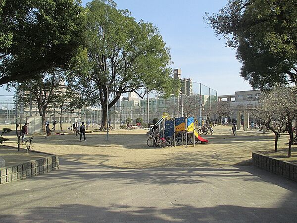 東中浜公園まで約２３０ｍ（徒歩３分）です。