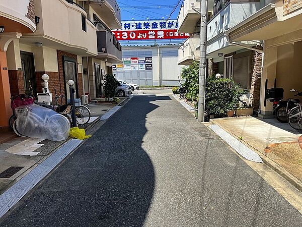 前面道路は約４ｍの私道です。