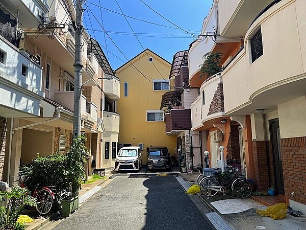 前面道路は約４ｍの私道です。