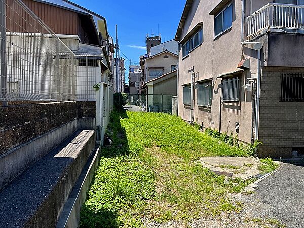 現況更地で建築条件ありません、お好きなハウスメーカーや工務店で建築が出来ます。ＪＲ環状線　桃谷駅まで約１，０１０ｍ（徒歩１３分）・寺田町駅まで約１，１８０ｍ（徒歩１５分）です。