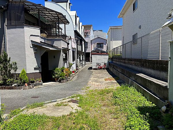 前面道路は東側に抜けています。陽当り・通風良好です。