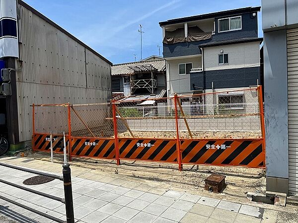 前面道路は疎開道路で人通りが多く、店舗や事務所兼居宅にも最適です。現況更地で建築条件ありません、お好きなハウスメーカーや工務店で建築が出来ます。ＪＲ環状線　桃谷駅まで６３５ｍ（徒歩８分）の好立地です。