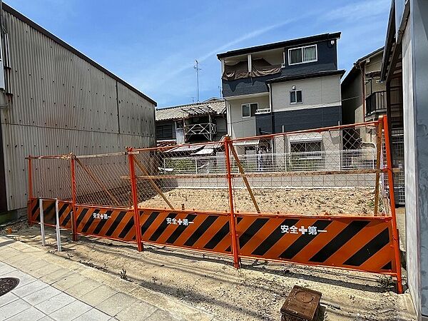 前面道路は疎開道路で人通りが多く、店舗や事務所兼居宅にも最適です。現況更地で建築条件ありません、お好きなハウスメーカーや工務店で建築が出来ます。ＪＲ環状線　桃谷駅まで６３５ｍ（徒歩８分）の好立地です。