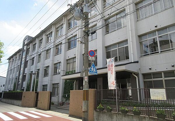 桃谷中学校まで約１６０ｍ（徒歩２分）です。