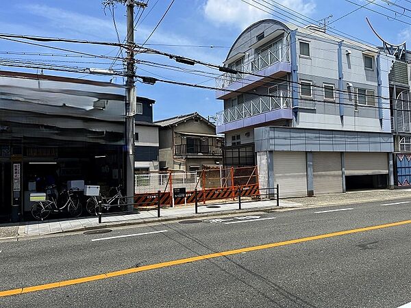 前面道路は広々とした歩道付きの公道約１５ｍで、車庫入れも楽々です。