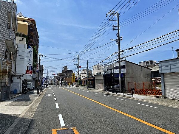 前面道路は広々とした歩道付きの公道約１５ｍで、車庫入れも楽々です。