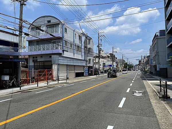 前面道路は広々とした歩道付きの公道約１５ｍで、車庫入れも楽々です。