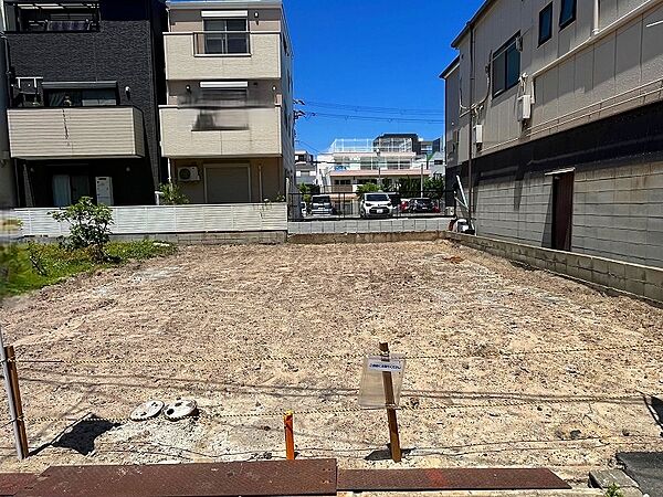 南向きで、陽当り・通風大変良好です。建築条件ありません、お好きなハウスメーカーや工務店で建築が出来ます。全２区画の現場です。