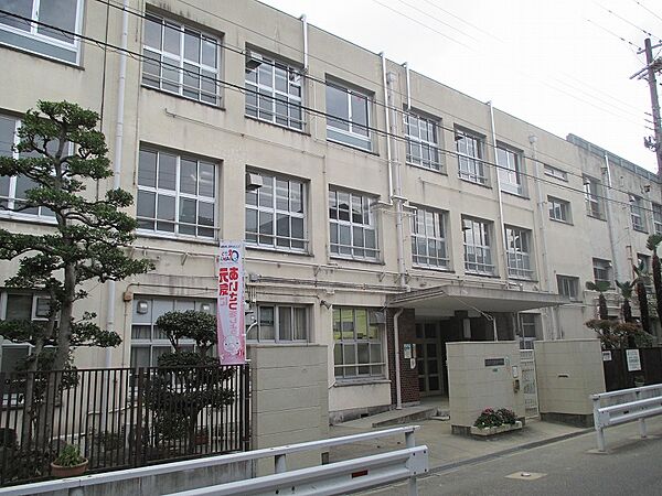 東陽中学校まで約５３０ｍ（徒歩７分）です。