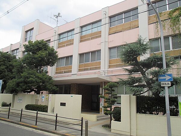 宝栄小学校まで約９２０ｍ（徒歩１２分）です。