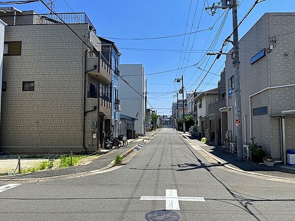 西側道路は約８ｍの広々とした公道です。
