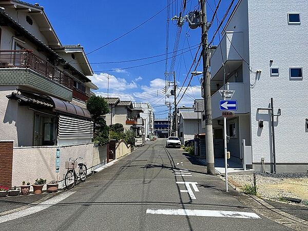 北側道路は約６ｍの広々とした公道です。
