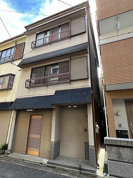 現況古家がありますが、解体更地渡しです。建築条件ありません、お好きなハウスメーカーや工務店で建築が出来ます。大阪メトロ長堀鶴見緑地線・今里筋線　蒲生四丁目駅まで約４９５ｍ（徒歩７分）の好立地です。