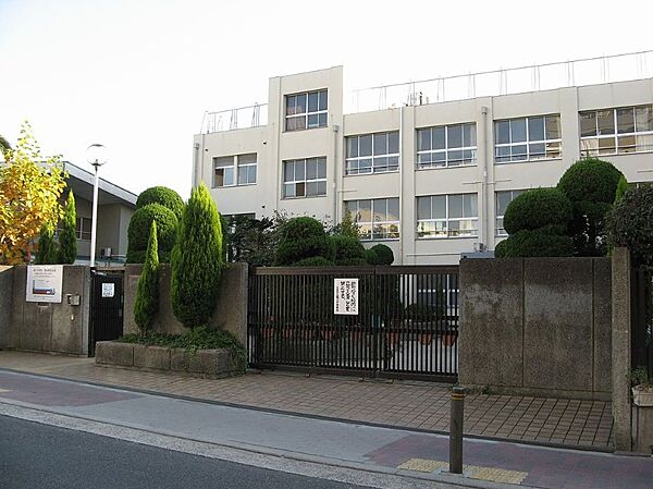 鯰江中学校まで約１８０ｍ（徒歩３分）です。