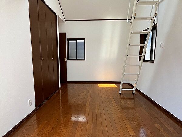 ３階洋室約６．５帖：南からの採光タップリで室内明るく通風も良好です。タップリ収納可能なクローゼットが２ヵ所もついており、ロフトもあります。
