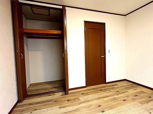 ３階洋室約６帖：北側に窓が付いており、採光・通風良好です。タップリ収納が出来るクローゼットも付いています。（フロアタイル・クロス張替等）