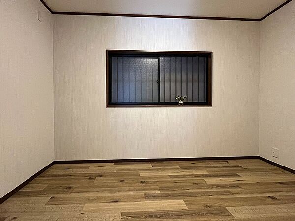 １階洋室約６帖：北側に窓が付いています。（フロアタイル・クロス張替等）