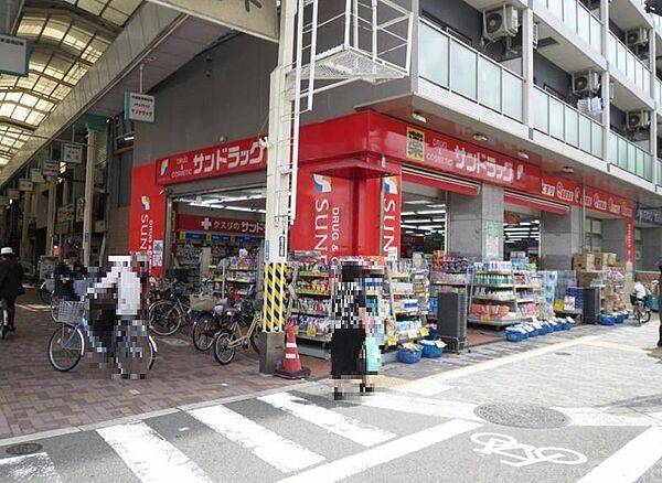 サンドラッグ今里店まで約２４０ｍ（徒歩３分）です。
